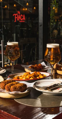 Cervezas y croquetas en La Flaca